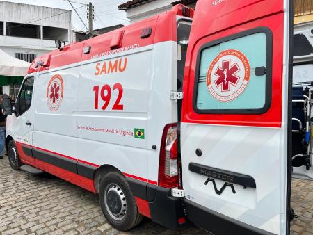 Gestão Municipal entrega nova ambulância do SAMU e retroescavadeira em itagi Gestão Municipal entrega nova ambulância do SAMU e retroescavadeira em itagi